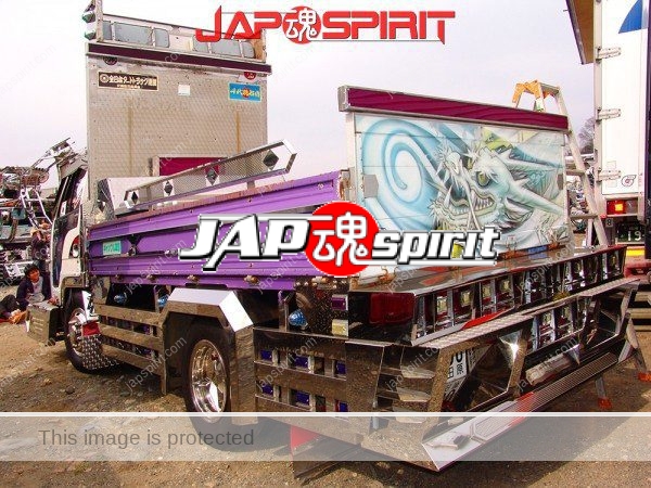 ISUZU Elf, flat body type art truck, decorated visor & bumper team "Chiyokakusendan" (1)