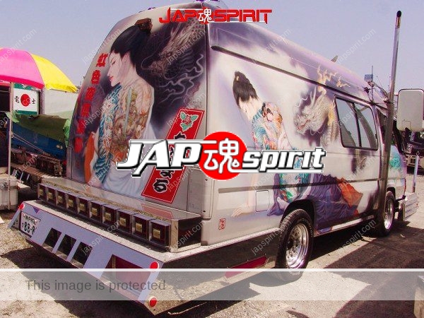 NISSAN Caravan 3rd, art truck custom with air brush paint of Yakuza wife tatoo on her back (4)