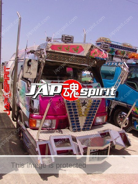 NISSAN Caravan 3rd, art truck custom with air brush paint of Yakuza wife tatoo on her back (3)