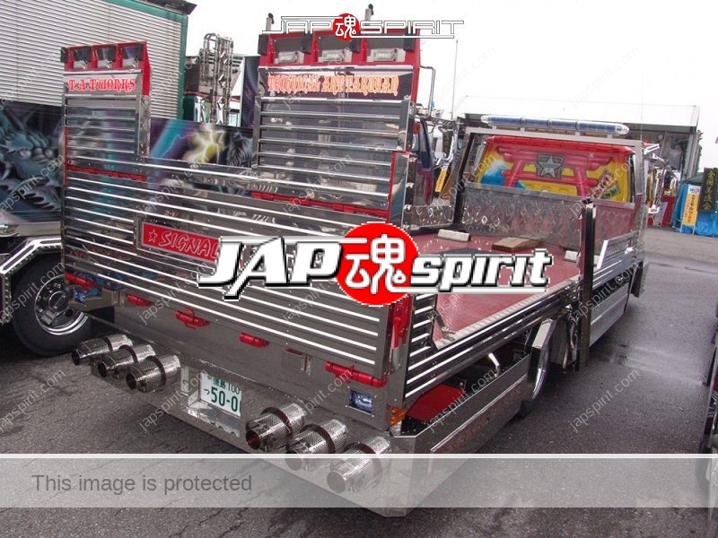 Signal of TMT works, ISUZU Elf, self loader type art truck. Shrine gate air brush paint on the back of cock pit (5)