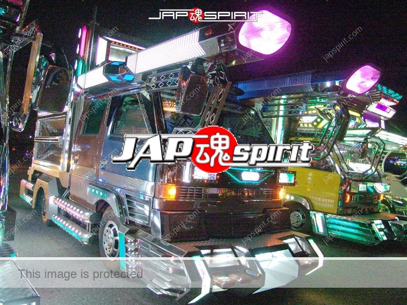 Koyumi gou of Ryukokai, ISUZU ELF dubble cab with Big rocket lamp & strange back side decoration. (2)