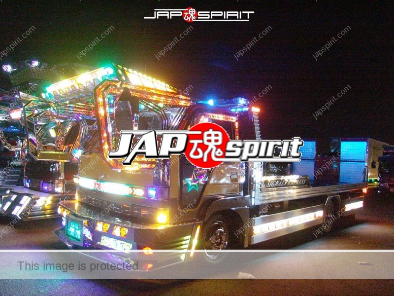 Signal of TMT works, ISUZU Elf, self loader type art truck. Shrine gate air brush paint on the back of cock pit (4)