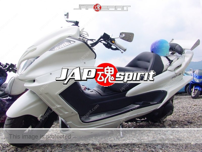 YAMAHA Majesty, white color with GT wing and wing like rear fender (2)