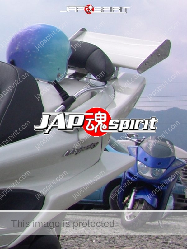 YAMAHA Majesty, white color with GT wing and wing like rear fender (1)