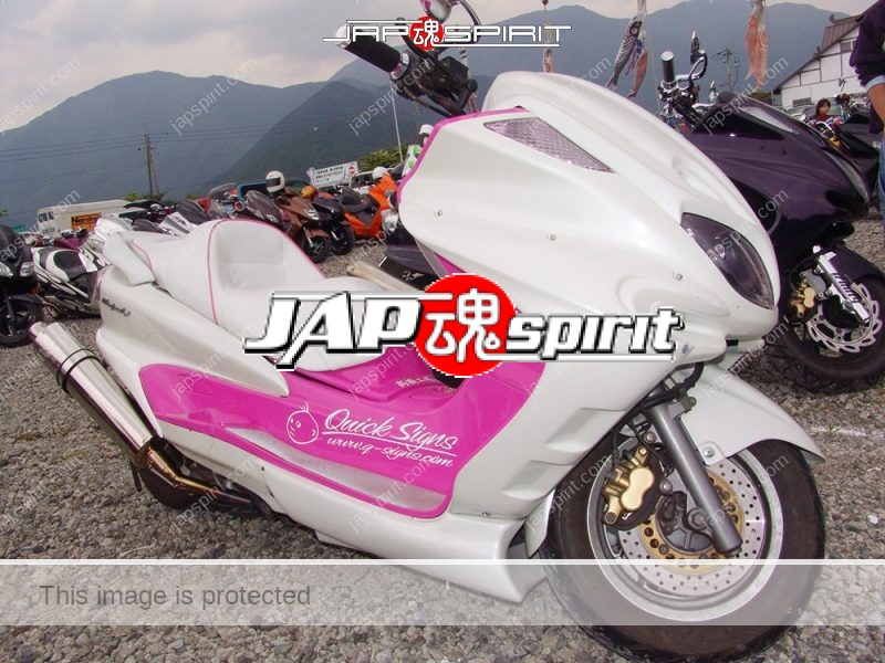 YAMAHA Majesty, White body and pink inside color by Quick sign sticker (2)