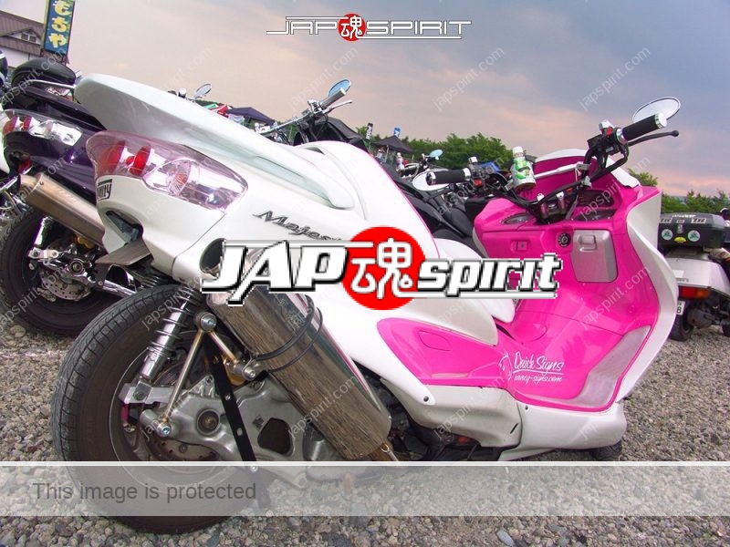 YAMAHA Majesty, White body and pink inside color by Quick sign sticker (1)