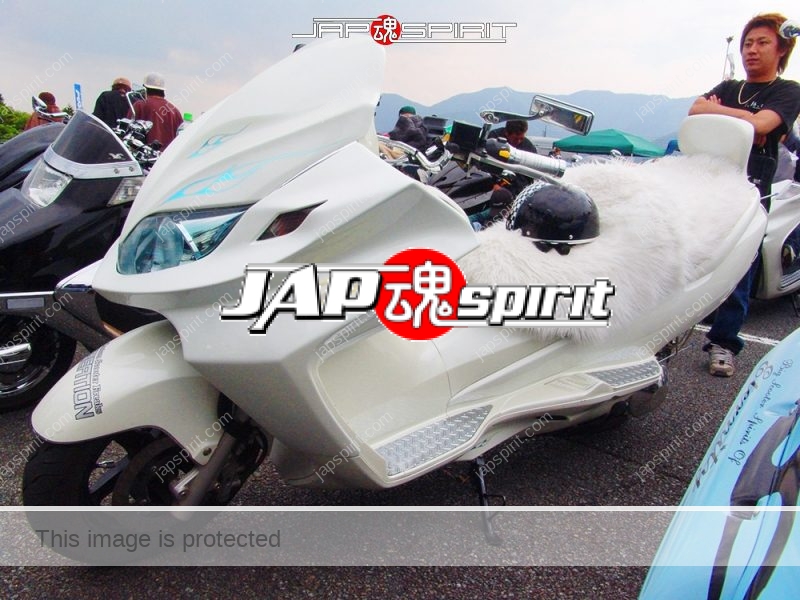 SUZUKI Skywave, white color with hairy fake fur sheet, with special shape cowl (3)