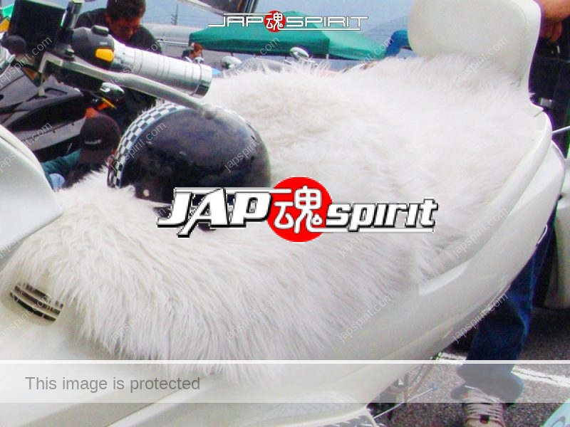 SUZUKI Skywave, white color with hairy fake fur sheet, with special shape cowl (1)