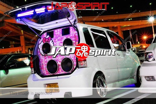 SUZUKI WagonR, fanky Hello kitty speaker Sotomuki sound car at Daikoku parking (1)