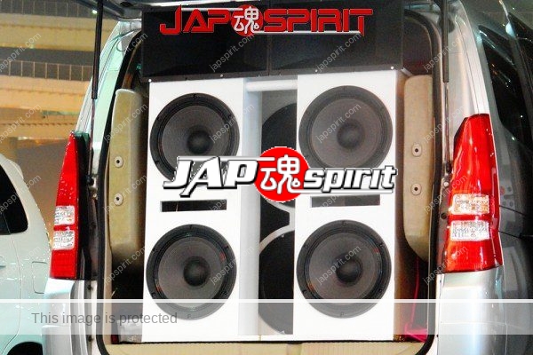 NISSAN Serena, Silver color, sotomuki style sound car, big speaker is bilt in (1)