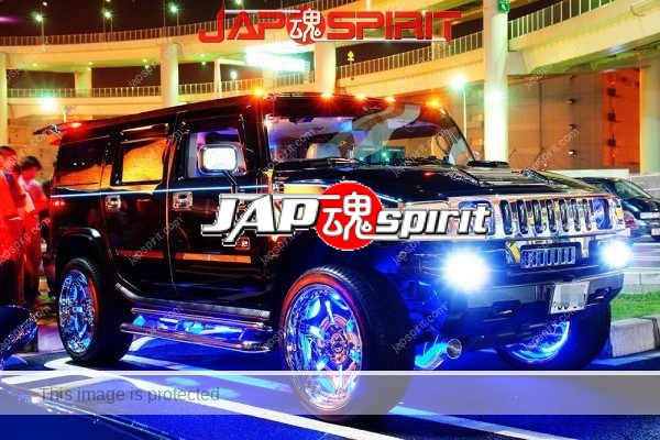 Hummer H2, Beautiful blue lighting, chrome plating wheel & parts, black color at Daikoku Parking (2)