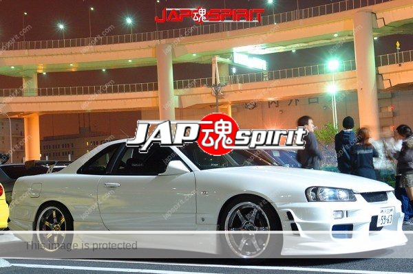 NISSAN Skyline R34, Spokon style, white body, beautiful aero fender line at Daikoku Parking (2)