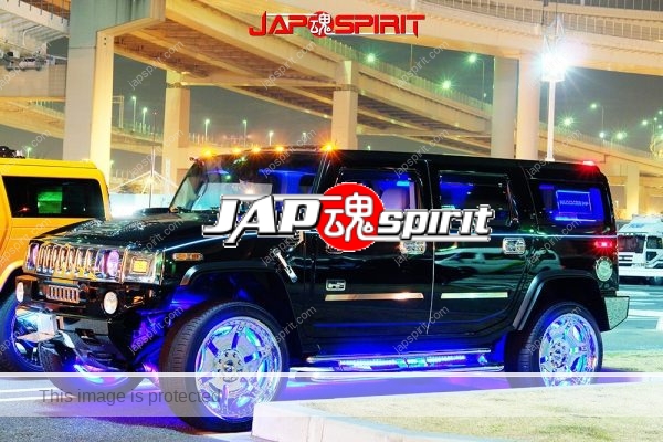 Hummer H2, Lug style, black color and blue lighting up interior and under with chrome wheel (1)