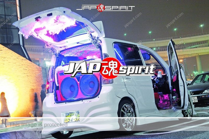 SUZUKI Wagon R Sotomuki style, white color, two big speaker with blue lighting at Daikoku parking (2)