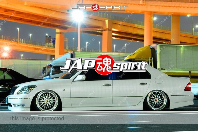 TOYOTA Celsior 3rd F30, VIP style white color at Daikoku parking (1)