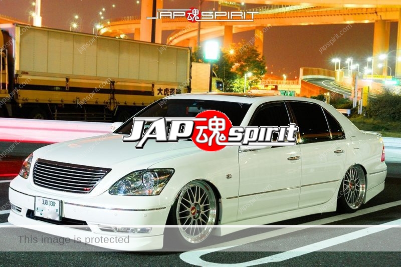 TOYOTA Celsior 3rd F30, VIP style white color at Daikoku parking (2)