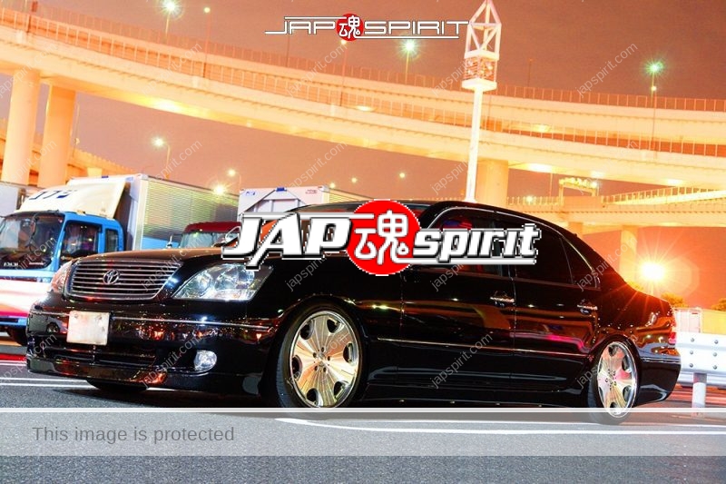 TOYOTA Crown S17, VIP style black color elegant red interior with lighting (3)