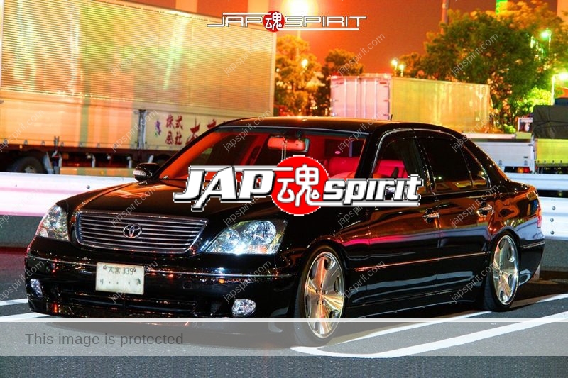 TOYOTA Crown S17, VIP style black color elegant red interior with lighting (2)