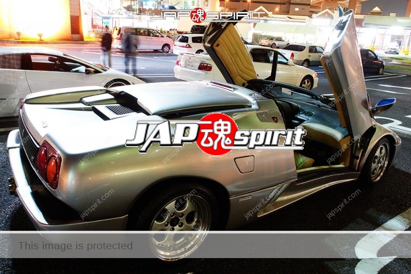 Lamborghini Diablo super car silver color door opened at Daikoku Parking (3)