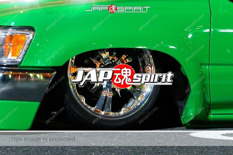 TOYOTA Hilux 5th Truckin style green color chrome wheel, landing position at Daikoku PA (1)