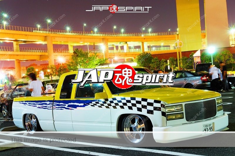 Chevrolet C/K 4th Truckin style pick up truck white and yellow two tone color at Daikoku PA (1)