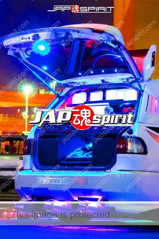 TOYOTA Ipsum Sotomuki style dress up car blue light with audio system at Daikoku PA (1)