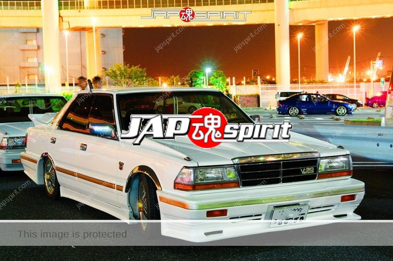 NISSAN Gloria Y30 Zokusha car white color with many air wings at Daikoku PA (2)