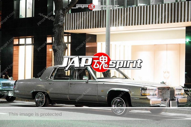 Cadillac-Lincoln-Town-Car-Signature-Series-1990-1992-lowrider-silver-color-at-Minatomirai-01