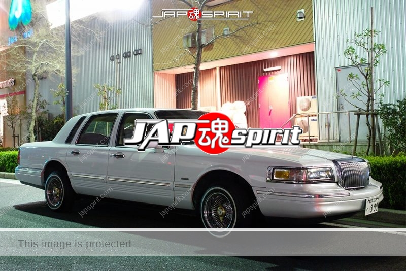 LINCOLN-Town-car-2nd-white-color-lowrider-style-at-Minatomirai-02