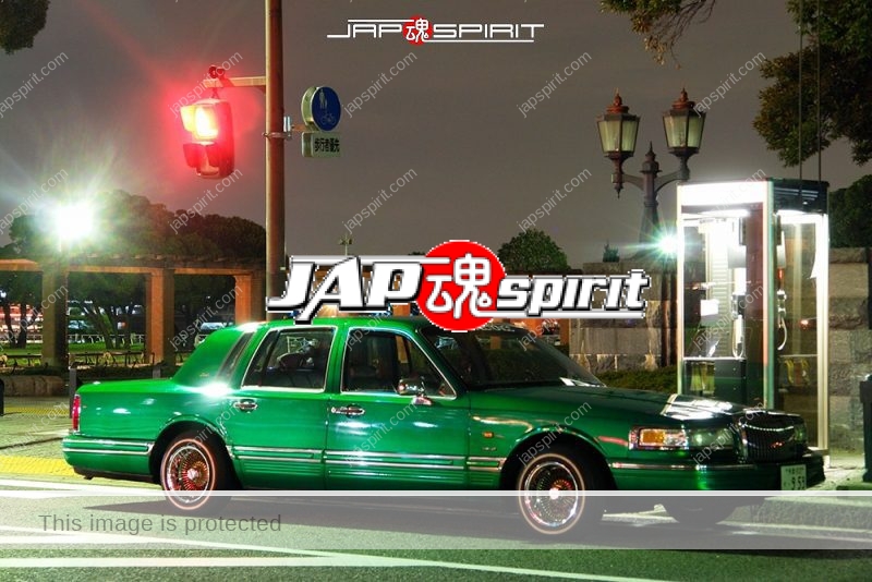 Lincoln-Town-Car-Cartier-lowrider-style-wire-wheel-green-color-01