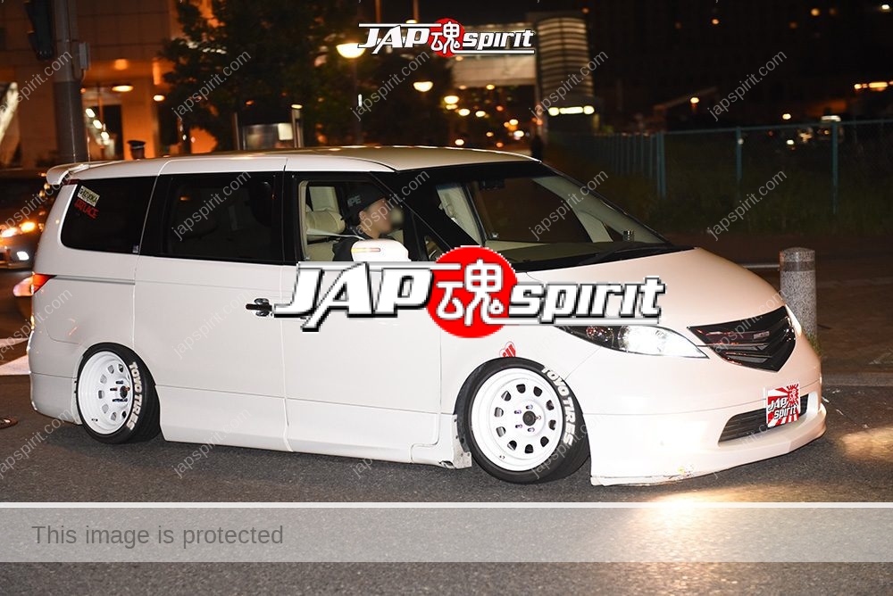 Stancenation 2016 Honda Elysion RR1 white body & wheel at odaiba