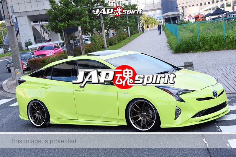 Stancenation-2016-Toyota-Prius-ZVW5-hellaflush-fluorescent-yellow-body-at-odaiba-01
