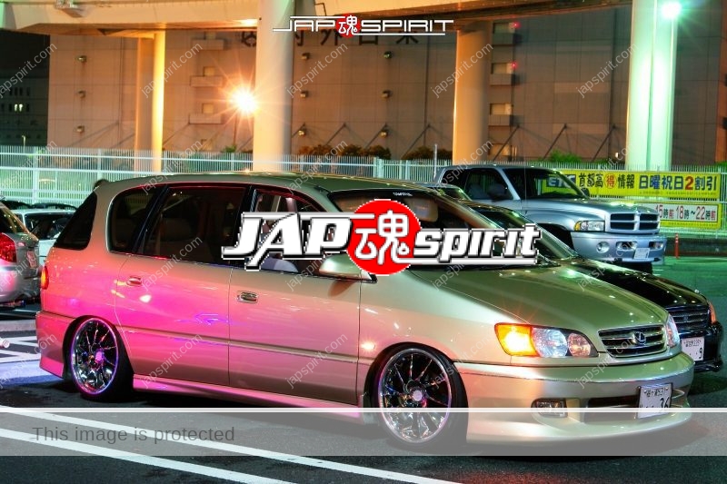 Toyota-Ipsum-1st-gold-color-at-Daikoku-PA-with-nice-wheel-01