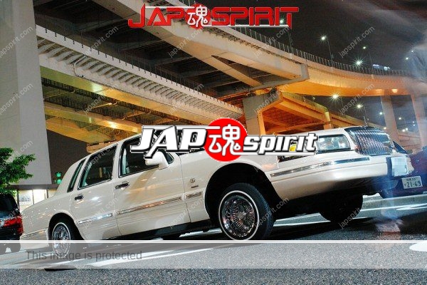 Lincoln Town Car 2nd, lowrider style, hydraulics, white at daikoku parking (2)