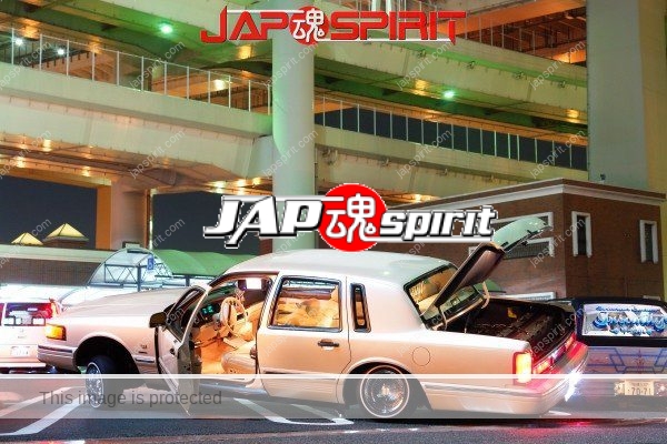 Lincoln Town Car 2nd, lowrider style, hydraulics, white at daikoku parking (1)