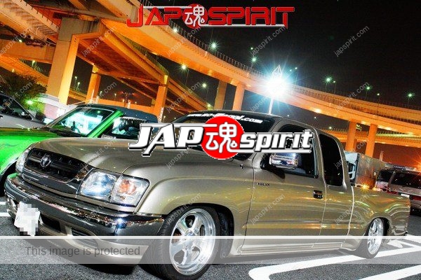 TOYOTA Hilux Truckin style, low down, gold color (1)